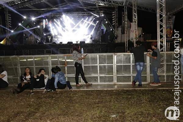 Para ficar perto do Safadão, vale até chegar seis horas antes de show Para ficar perto do Safadão, vale até chegar seis horas antes de show