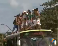 Grupo fuma maconha e "surfa" no teto de ônibus em Campo Grande Grupo fuma maconha e "surfa" no teto de ônibus em Campo Grande
