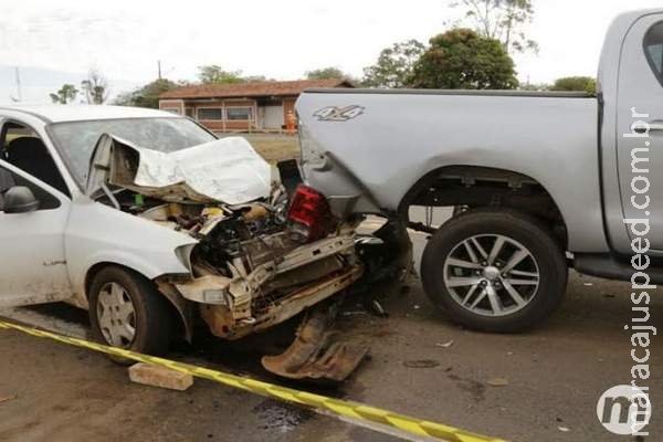 Engavetamento: acidente envolvendo Celta e duas Hilux deixa 3 feridos Engavetamento: acidente envolvendo Celta e duas Hilux deixa 3 feridos