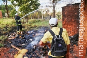 Crianças são suspeitas de incendiar material reciclável em terreno baldio