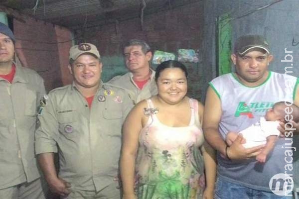 Por telefone, bombeiros salvam bebê de 30 dias de afogamento Por telefone, bombeiros salvam bebê de 30 dias de afogamento