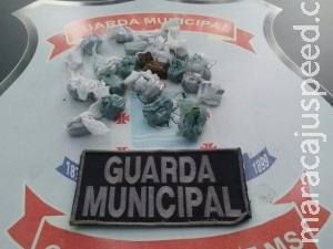 Adolescente de 15 anos é flagrado em escola com mochila cheia de droga Adolescente de 15 anos é flagrado em escola com mochila cheia de droga