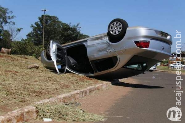 Carro capota ao colidir em Kombi que tentava atravessar avenida da Capital Carro capota ao colidir em Kombi que tentava atravessar avenida da Capital