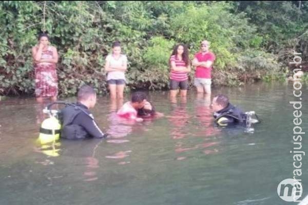 Jovem morre afogada durante pescaria com amigos em barco improvisado Jovem morre afogada durante pescaria com amigos em barco improvisado