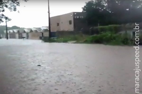 VÍDEO: Em 15 minutos, chuva alaga avenida de Campo Grande