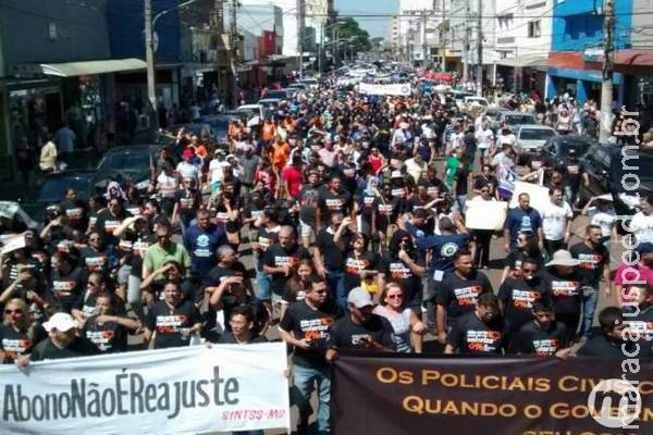 Categorias não aceitam abono e ameaçam paralisar Estado no início de maio Categorias não aceitam abono e ameaçam paralisar Estado no início de maio