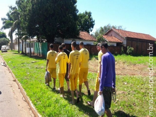 Policiais Civis de Ponta Porã escoltam presos a pé por falta de combustível em viatura Policiais Civis de Ponta Porã escoltam presos a pé por falta de combustível em viatura