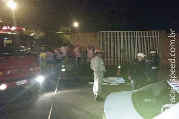 Morador morre atropelado por carreta quando chegava em casa na Capital Morador morre atropelado por carreta quando chegava em casa na Capital