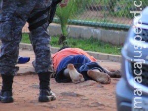 Homem morre e mototaxista é baleado na cabeça em frente ao semiaberto Homem morre e mototaxista é baleado na cabeça em frente ao semiaberto