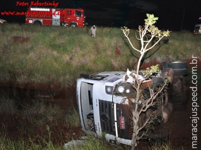 Maracaju: Bombeiros atendem ocorrência de capotamento de carreta na BR-267