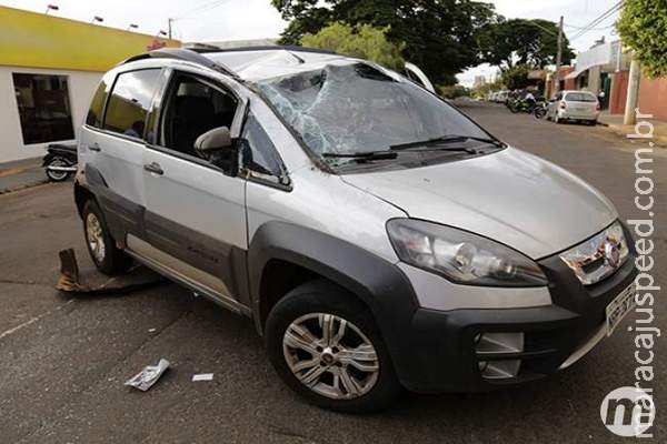 Condutora fica ferida depois de capotar carro em cruzamento da Capital Condutora fica ferida depois de capotar carro em cruzamento da Capital