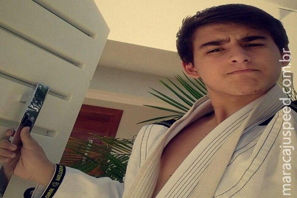 Jovem fica em coma após saltar do carro de amigo em movimento Jovem fica em coma após saltar do carro de amigo em movimento