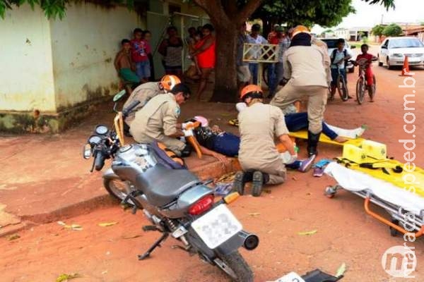 Colisão entre carro e moto deixa duas jovens feridas Colisão entre carro e moto deixa duas jovens feridas
