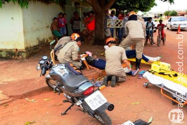 Colisão entre carro e moto deixa duas jovens feridas