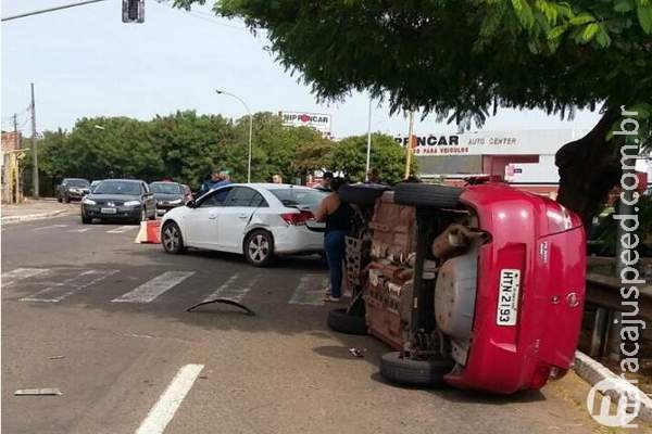 Carro tomba em Campo Grande após motorista embriagado furar sinal