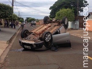 Mulher fica ferida após capotar carro ao buscar marido em UPA da Capital