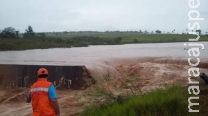 Rio Piraí transborda devido as chuvas e rompe barragem de município Rio Piraí transborda devido as chuvas e rompe barragem de município
