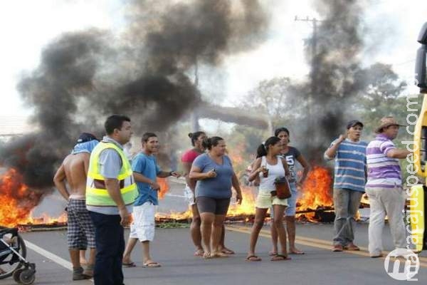 Famílias cumprem promessa e bloqueiam BRs contra ordem de despejo Famílias cumprem promessa e bloqueiam BRs contra ordem de despejo