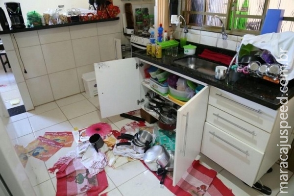 Bandidos invadem casa, fazem família refém e ainda bebem uísque e iogurte