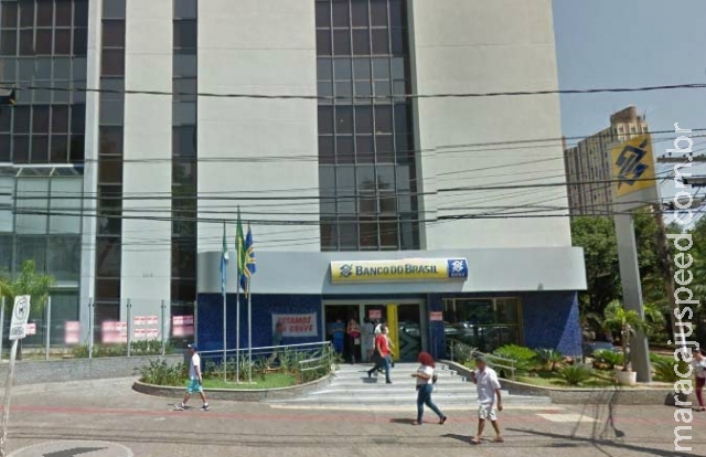 Assaltantes rendem funcionários de banco e roubam malotes na Capital