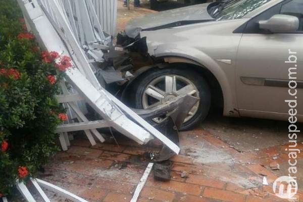 Sem freios, carro invade portão de clínica na Rua Bahia Sem freios, carro invade portão de clínica na Rua Bahia