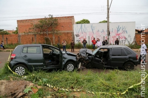Carros batem de frente e 2 feridos são levados para Santa Casa Carros batem de frente e 2 feridos são levados para Santa Casa