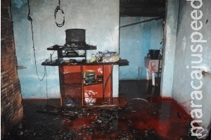 Adolescentes jogam bombinha em casa de idoso e provocam incêndio Adolescentes jogam bombinha em casa de idoso e provocam incêndio