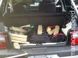 Condutor fura barreira e abandona carro com 195 kg de droga