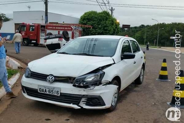 Motorista com carro novo invade rotatória e provoca capotamento Motorista com carro novo invade rotatória e provoca capotamento