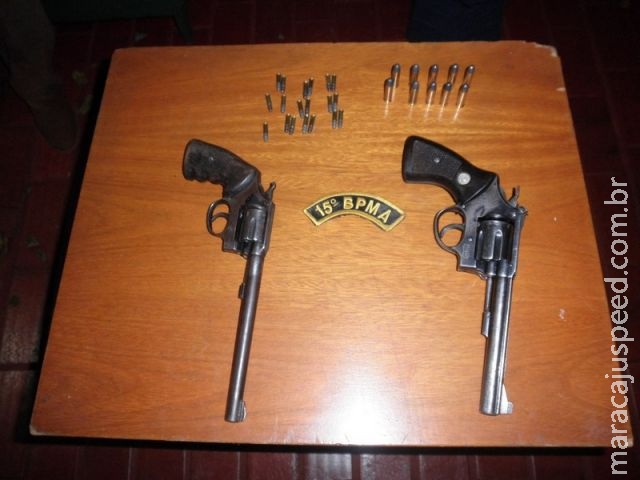 PMA prende dois homens com armas de fogo e munições