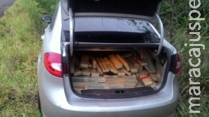 Após perseguição policial, homem abandona carro com 417 kg de maconha