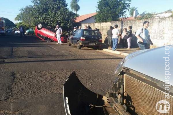 Santa Fé colide com Fiesta e testemunhas cortam cinto para tirar motorista Santa Fé colide com Fiesta e testemunhas cortam cinto para tirar motorista
