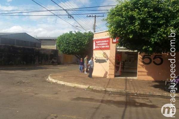 Jovem é baleado na cabeça ao lanchar em padaria da Capital