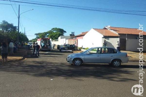 Motoristas não freiam em cruzamento sem sinalização e provocam capotamento Motoristas não freiam em cruzamento sem sinalização e provocam capotamento