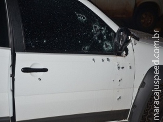 Jovem se esconde em carro e sai vivo de atentado com 50 tiros de fuzil