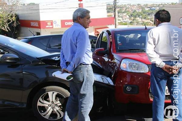 Puccinelli invade preferencial, bate em veículo de secretária e oferece carro reserva