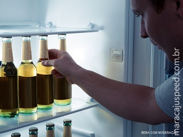 De pé ou deitada? Veja como guardar a cerveja dentro e fora da geladeira De pé ou deitada? Veja como guardar a cerveja dentro e fora da geladeira