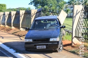 Embriagado, motorista bate e destrói parte do muro do Comando Militar