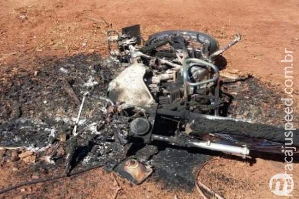 Mulher incendeia moto do namorado, que acaba preso ao acionar a PM