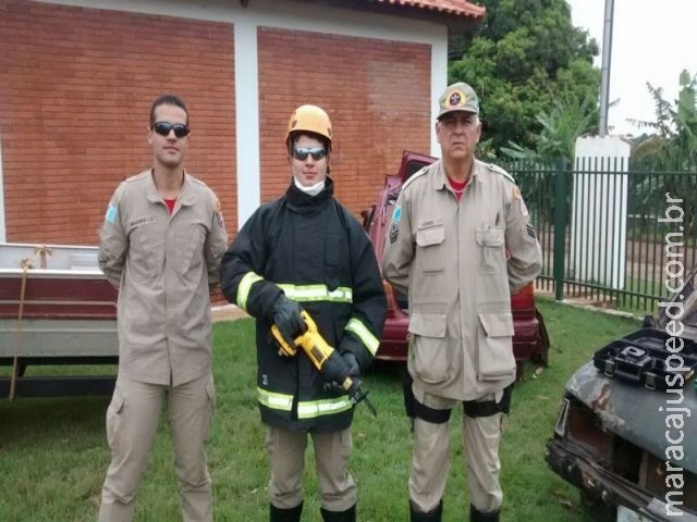 13º Subgrupamento de Bombeiros Militar Independente em Maracaju realiza instrução de tropa pronta de salvamento veicular com serra sabre