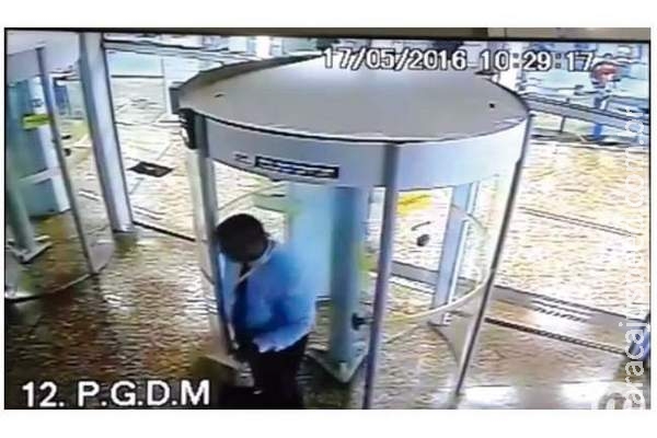 VÍDEO: imagens do momento em que assaltantes entram no Banco do Brasil VÍDEO: imagens do momento em que assaltantes entram no Banco do Brasil