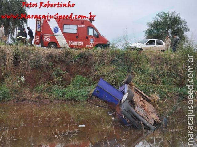 Maracaju: Corpo de Bombeiros é acionado para atender ocorrência de capotamento na BR-267 e com o apoio da Polícia Militar apreendem grande volume de mercadorias contrabandeadas