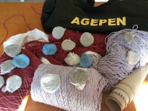 Homem é flagrado ao levar maconha em novelos de linha para filho preso