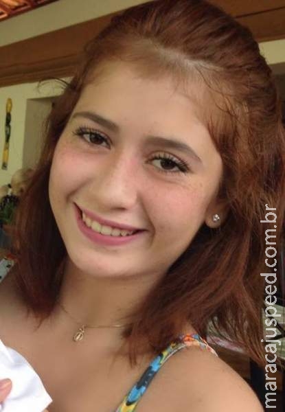 Adolescente que fugiu de casa e deixou bilhete é encontrada sentada em cima de muro