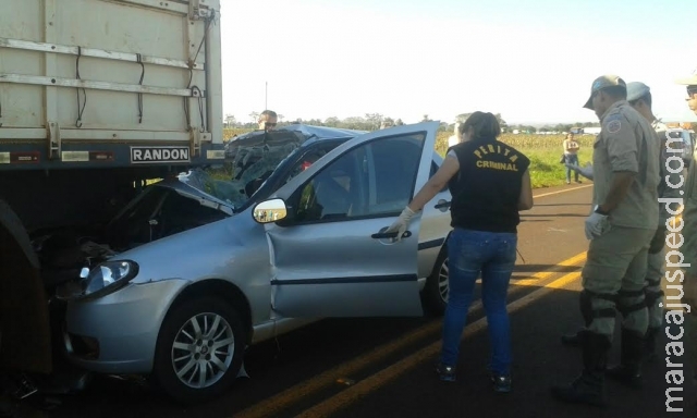 Professor bate na traseira de carreta e morre preso a ferragens