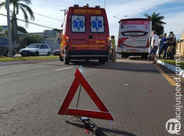 Motociclista que "costurava" trânsito fica inconsciente após atingir ônibus