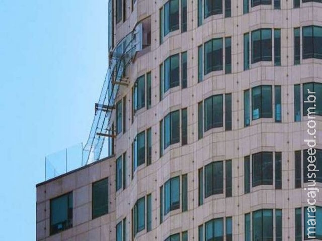 Escorregador de vidro a 300 m de altura é inaugurado na parte externa de arranha-céu Escorregador de vidro a 300 m de altura é inaugurado na parte externa de arranha-céu