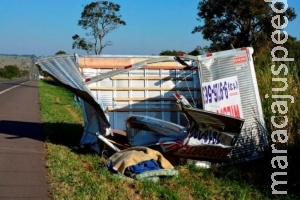 Baú de caminhão é arremessado em acidente na BR-267