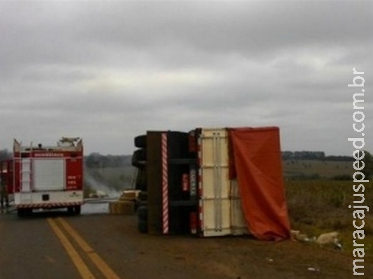 Carreta carregada com cigarros contrabandeados tomba e pega fogo