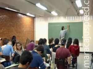 Professores no Brasil ganham menos que outros profissionais com a mesma formação Professores no Brasil ganham menos que outros profissionais com a mesma formação